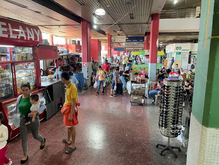 Los pasajeros reclaman que la mayoría de los locales gastronómicos ofrecen minutas y comidas rápidas, comidas no muy nutritivas ni variadas.