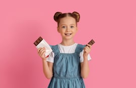 Niña con chocolate.