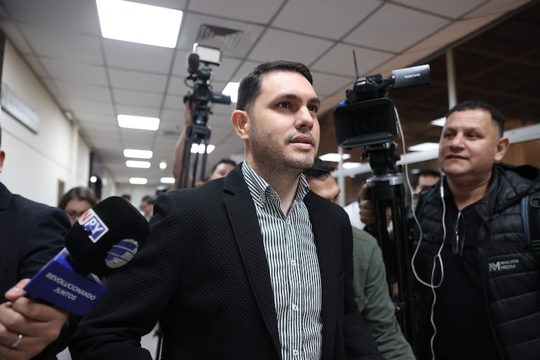 Tribunal condenó a 8 años de prisión al exsenador Hernán Rivas por el uso de un título falso de abogado, que le sirvió para integrar y luego presidir brevemente un órgano que investiga y juzga el desempeño de los funcionarios judiciales en el país. EFE/ Juan Pablo Pino
