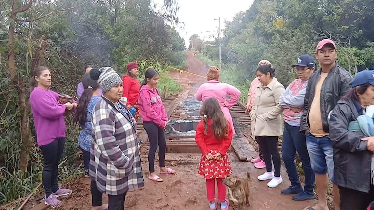 Vecinos del Asentamiento San Rafael, lamentaron la quema del puente y pidieron urgente atención a las autoridades.