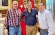 Senadores y autoridades de la politica de Paraguay. Los senadores Antonio Carlos Barrios Fernandez y Horacio Cartes, junto a Oscar Nicanor Duarte Frutos, participan en un encuentro formal.
