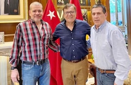 Senadores y autoridades de la politica de Paraguay. Los senadores Antonio Carlos Barrios Fernandez y Horacio Cartes, junto a Oscar Nicanor Duarte Frutos, participan en un encuentro formal.