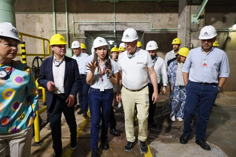 El príncipe Alberto II de Mónaco (2-d) y el canciller de Paraguay, Rubén Ramirez (i), durante un recorrido por las instalaciones de la central hidroeléctrica de Itaipú este martes, en Hernandarias (Paraguay). 
