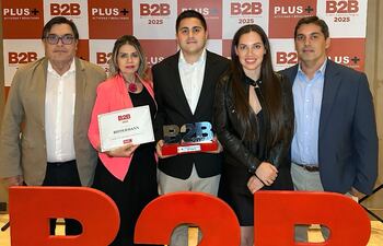 Equipo directivo de Biedermann recibió los galardones.