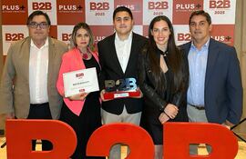 Equipo directivo de Biedermann recibió los galardones.