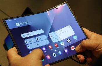 Un asistente pliega la pantalla del teléfono inteligente Samsung Galaxy Z TriFold durante el evento First Look de Samsung Electronics, previo a la feria Consumer Electronics Show (CES), en Las Vegas, Nevada, el 4 de enero de 2026.