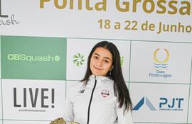La atleta paraguaya Fiorella Goritzia Gatti Schmidt (6/11/2007), con su pruimer título profesional en Brasil.