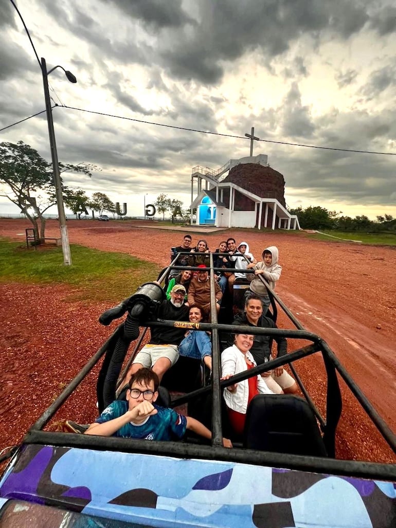 Los visitantes recorren los atractivos naturales y culturales de Paraguarí.