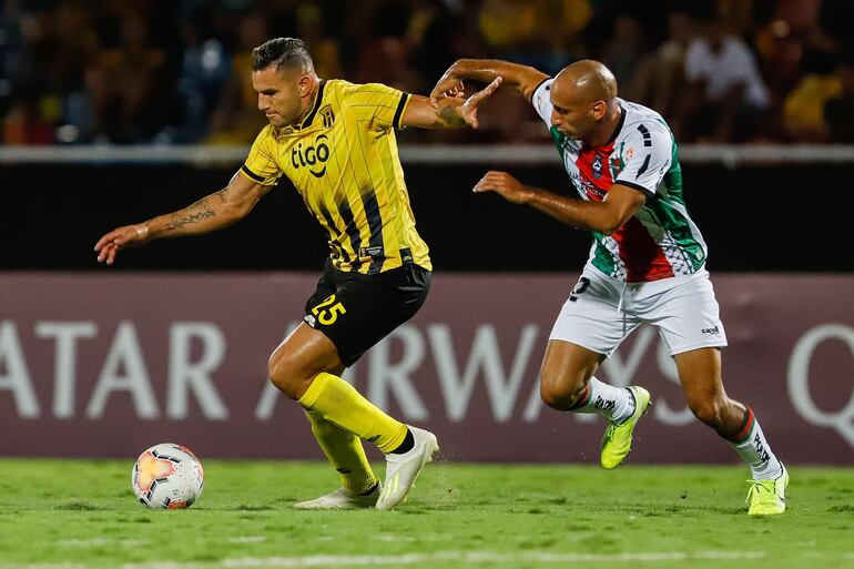 Raúl Bobadilla en acción ante el Palestino de Chile.