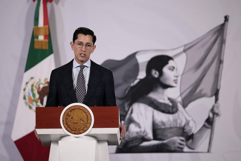 El secretario de Relaciones Exteriores de México, Roberto Velasco, habla durante una rueda de prensa este miércoles, en el Palacio Nacional de Ciudad de México (México). EFE/ José Méndez
