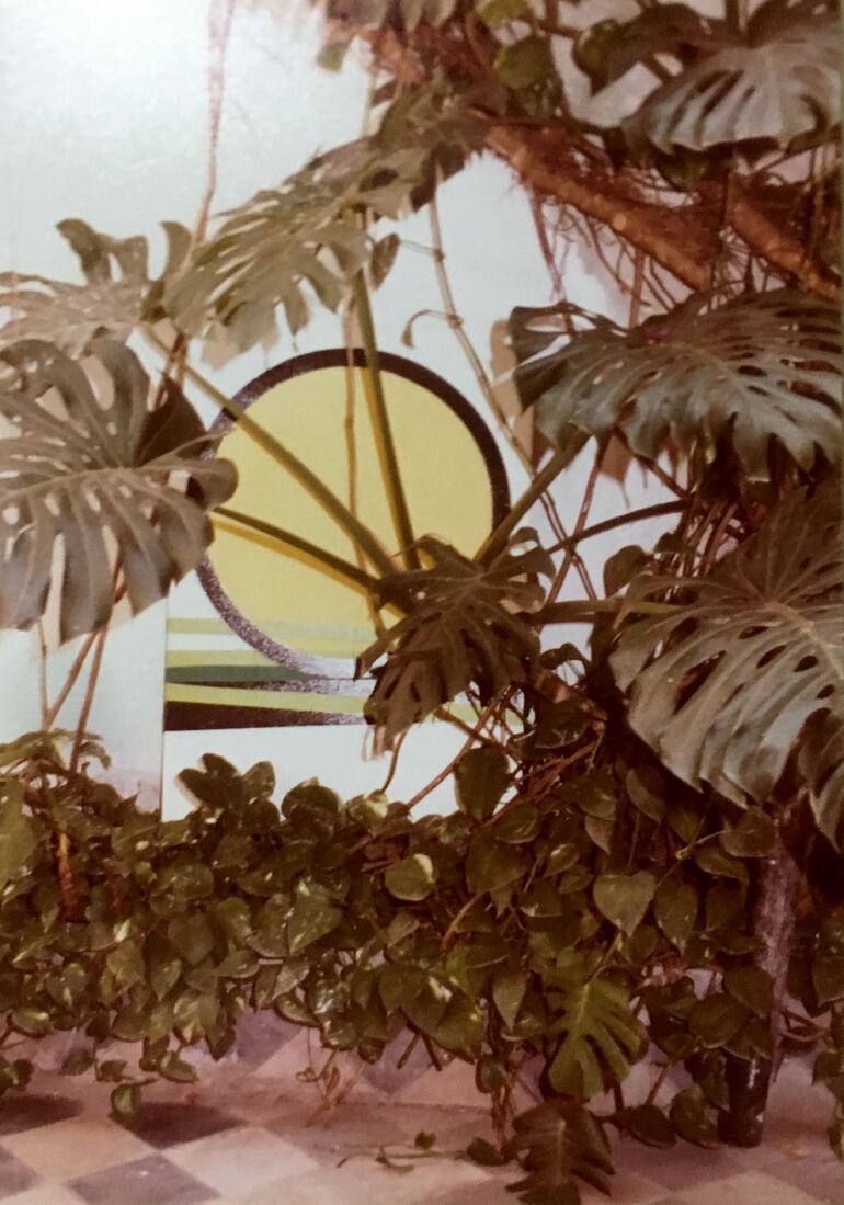 Una obra de Laura Márquez en el jardín de entrada de su casa taller de Asunción, donde su hermano Pilo abrió la galería “Caminos”.