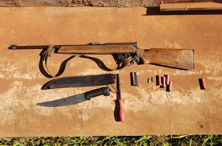 Un rifle y otras evidencias también fueron requisadas de la casa intervenida