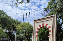 El monumento dedicado a los pioneros libaneses a ser inaugurado este sábado en la Plaza de Armas de Encarnación constituye un arco característico de la arquitectura árabe. En el frente, en el área pastada, un arbolito de Cedro del Líbano traído expresamente de aquel país forma parte del atractivo que ofrece el espacio.