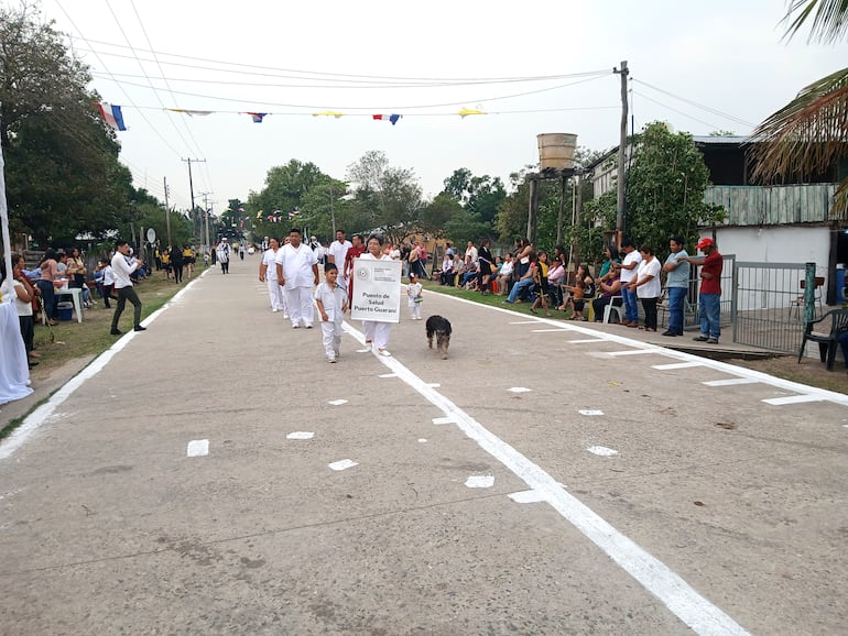 La comunidad no cuenta ni un médico, pero si enfermeros, quienes también se sumaron al desfile cívico.