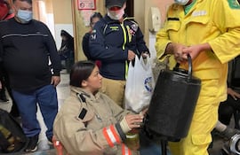 Bomberos voluntarios de la Décimo Quinta Compañía de Ñemby impulsaron jornadas solidarias en hospitales públicos para asistir con cocido caliente y rosquitas a familiares de pacientes.