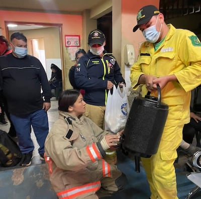 Bomberos voluntarios de la Décimo Quinta Compañía de Ñemby impulsaron jornadas solidarias en hospitales públicos para asistir con cocido caliente y rosquitas a familiares de pacientes.