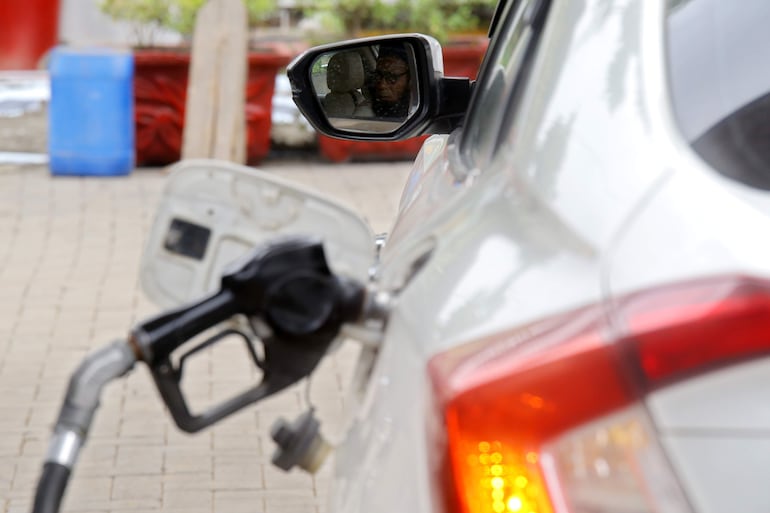 Recarga de un tanque de combustible en una estación de servicio.