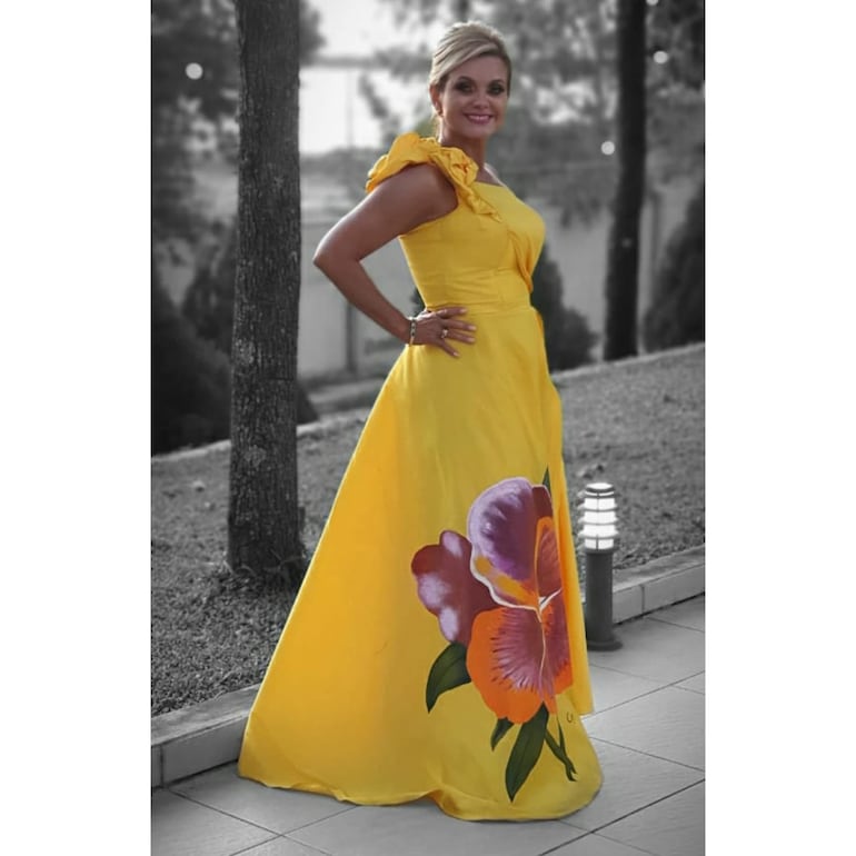 Carlos Troche dibujó y pinto a mano una cala en la tela del vestido de su esposa Shelby Katyana González, quien lució el imponente traje en la boda de la hermana del periodista. (Gentileza)