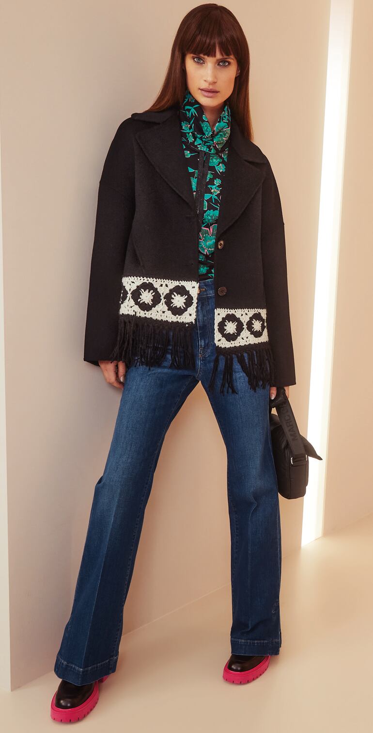 Son los hermanos algo más discretos de los vaqueros acampanados flared jeans y quedan bien con botas: los bootcut, con las piernas solo ligeramente acampanadas. He aquí un ejemplo de Marc Cain.