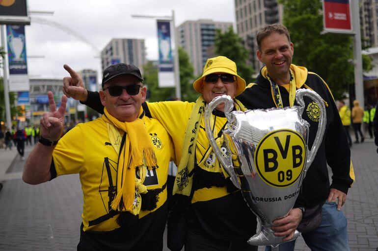 Los aficionados en los alrededores del estadio de Wembley antes de la final de la Champions League entre el Borussia Dortmund y el Real Madrid en Londres.