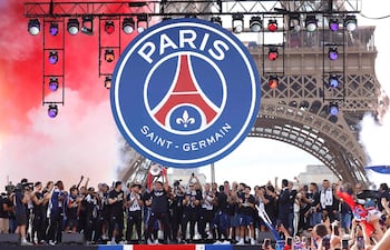 El brasileño Marquinhos exhibe el trofeo de la Champions League ganado por segunda vez consecutiva por el París Saint-Germain con su victoria del sábado en penales sobre Arsenal, en Budapest, Hungría.
