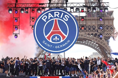 El brasileño Marquinhos exhibe el trofeo de la Champions League ganado por segunda vez consecutiva por el París Saint-Germain con su victoria del sábado en penales sobre Arsenal, en Budapest, Hungría.