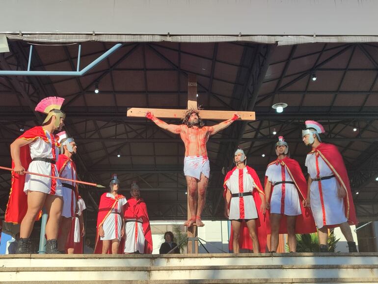 Jóvenes hicieron la representación teatral de la Pasión de Cristo y emocionaron a los visitantes que acudieron a la basílica de Caacupé.