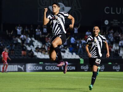 Lorenzo Melgarejo (i), futbolista de Libertad, festeja el tanto que convirtió en el triunfo sobre Nacional por la primera fecha del torneo Clausura 2023 del fútbol paraguayo en el estadio La Huerta, en Asunción.