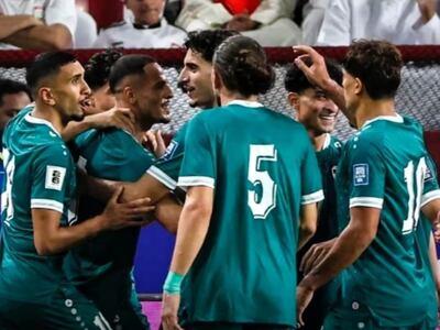 Los futbolistas de Irak celebran un gol en el partido frente a Emiratos Árabes Unidos por la vuelta de la quinta ronda de las Eliminatorias Asiáticas en el estadio Internacional de Basora, en Basora, Irak.