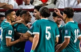 Los futbolistas de Irak celebran un gol en el partido frente a Emiratos Árabes Unidos por la vuelta de la quinta ronda de las Eliminatorias Asiáticas en el estadio Internacional de Basora, en Basora, Irak.