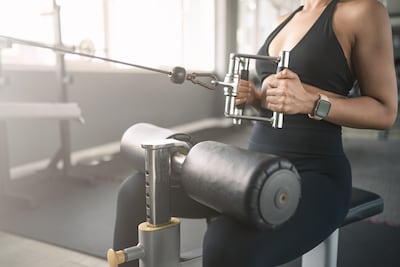 Persona entrena en el gimnasio.