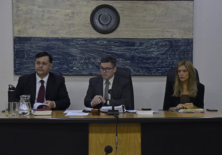 De izquierda a derecha: Juan Dávalos, Pablino Barreto (presidente) e Inés Galarza, integrantes del Tribunal de Sentencia Especializado en Crimen Organizado.