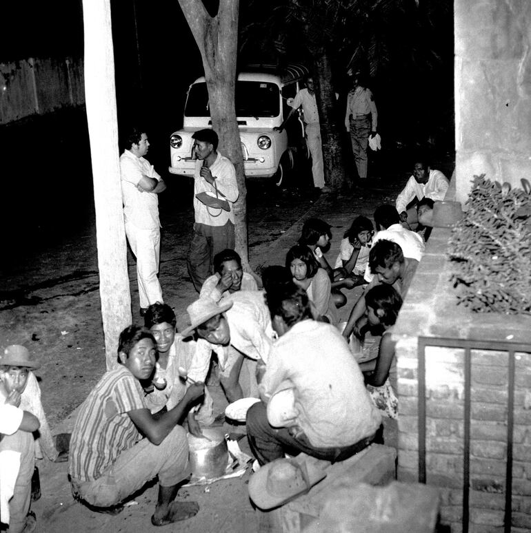 Indígenas en calles de Asunción en 1970.