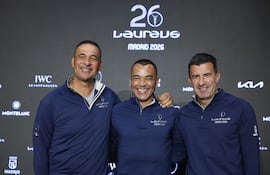 Los exfutbolistas Ruud Gullit (i), Cafú (c) y Luis Figo (d) posan durante una rueda de prensa de cara a la ceremonia de entrega de los Premios Laureus, celebrada este lunes, en el Palacio de Cibeles, en Madrid.