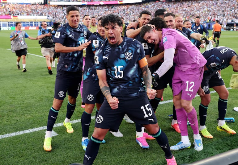 Gustavo Gómez de Paraguay celebra con sus compañeros de equipo luego de que José Canale anotara el penal de la victoria en una tanda de penales durante el partido de los dieciseisavos de final de la Copa Mundial de la FIFA 2026 entre Alemania y Paraguay en el Boston Stadium.