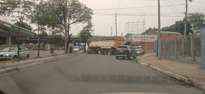 Camión descompuesto bloquea media calzada de la avenida Fernando de la Mora a la altura del cruce de Cuatro Mojones.