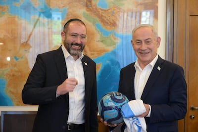 Fotografía divulgada en la cuenta en X @IsraeliPM de la oficina del primer ministro de Israel de Benjamín Netanyahu reunido con el embajador de Argentina en Israel Rabbi Shimon Axel Wahnish, cuando Netanyahu le deseó suerte al presidente de Argentina, Javier Milei, de cara a la final del Mundial de la FIFA 2026 entre Argentina y España.