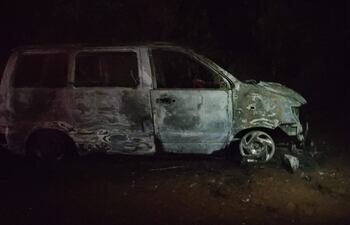 El vehículo fue totalmente consumido por las llamas.