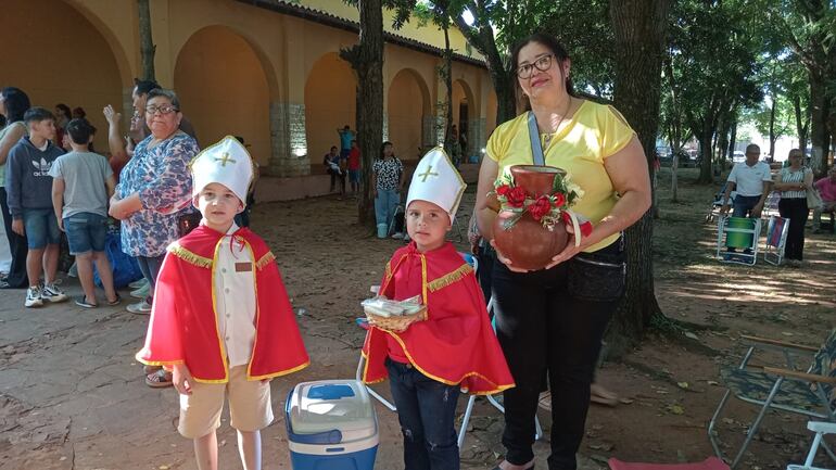 La señora Sara Ruiz Díaz, juntos a su
nieto Abelardo Sanabria Alvarenga, y su sobrino Francisco de Jesús Martínez. Los niños cumplen su promesa, y reparten agua.