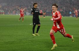 Lennart Karl marcó el segundo gol para la remontada del Bayern.