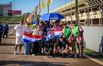Con el gran apoyo de los paraguayos en Cascavel, el equipo Superbike Paraguay trajo nuevamente muy buenos resultados de Brasil. Pedro Valiente (centro).