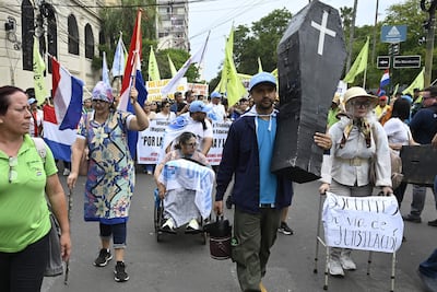 La protesta de los docentes tuvo una masiva participación, con alegorías de lo que sería pasar “de la escuela al geriátrico”