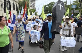Protesta de docentes, contra la reforma de la caja fiscal, en Asunción, el 10 de febrero.