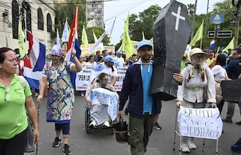 La protesta de los docentes tuvo una masiva participación, con alegorías de lo que sería pasar “de la escuela al geriátrico”