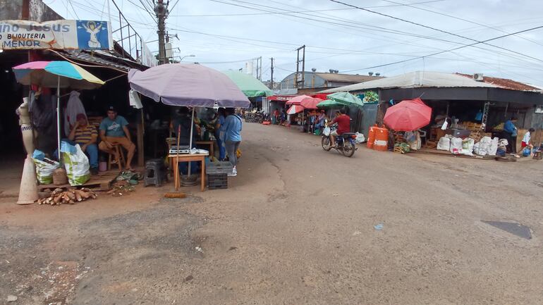 El Mercado Nº 1 se volvió tierra de nadie o del más fuerte y la situación genera caos total en la zona.