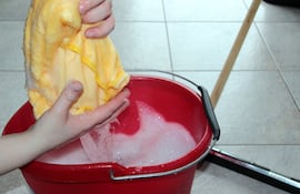 Trabajo infantil, limpieza de pisos. criadazgo
