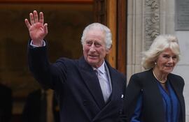 El rey Carlos III retirándose de la London Clinic acompañado de la reina Camilla.