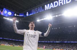 El uruguayo Federico Valverde (27 años) celebra su fantástico tercer gol durante el encuentro correspondiente a la ida de los octavos de final de la Liga de Campeones en el que Real Madrid goleó a Manchester City por 3-0.