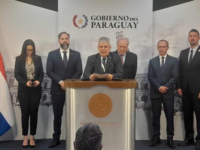 Enrique Riera (centro) expresando resultados de la reunión con el ministro de Justicia y Seguridad de Brasil.