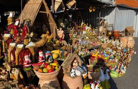 Coloridas piezas del pesebre en el Mercado 4.